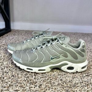 Nike Air Max Plus Women’s Size 9.5 Dark Stucco Green Sail Running 605112-053